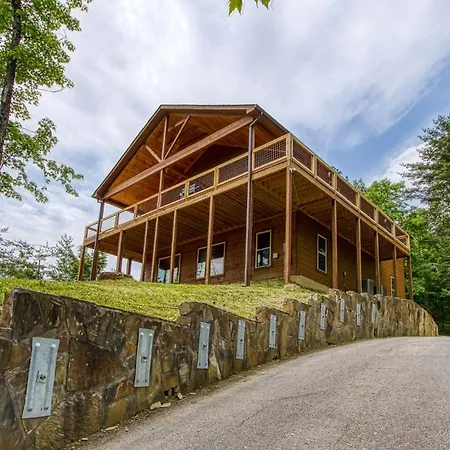 Brand New Build 5 Bedroom, 5 Bath With 4,000 Sq Ft With Mountain View Cabin